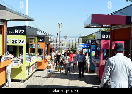 Lisbonne, Portugal. 7 juin, 2017. Personnes visitent la 87e foire du livre du Portugal à Lisbonne, Portugal, le 7 juin 2017. La foire, qui a débuté le 1 juin, se poursuivra jusqu'au 18 juin avec un investissement de 900 000 euros (environ 1 millions de dollars américains). Credit : Zhang Liyun/Xinhua/Alamy Live News Banque D'Images