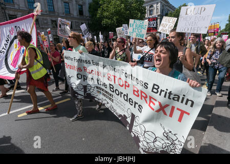 10 juin 2017 - Londres, Royaume-Uni - la foule qui était venu à Downing St pour célébrer le multiculturalisme et l'anti-fascisme et de demander à Theresa peut ne faire aucun pacte avec le DUP avec leurs liens étroits avec les terroristes paramilitaires et de mépris pour les droits de l'homme décide d'aller sur un Mars à Trafalgar Square, criant des slogans. Mouvement pour la justice ont été parmi les marcheurs. Quand ils sont arrivés ils ont tourné autour de et est revenu Whitehall et fait leur chemin à la place du Parlement, où j'ai laissé. Peter Marshall (ImagesLive Image Crédit : © Peter Marshall/ImagesLive via Zuma sur le fil) Banque D'Images