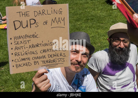 10 juin 2017 - Londres, Royaume-Uni - LONDRES, Royaume-Uni. 10 juin 2017. Un homme est titulaire d'un poster sur la DUP au rassemblement à la place du Parlement avec des discours, de la musique et de la danse pour célébrer la performance remarquable contre toute attente faites par Jeremy Corbyn dirigé par du travail à l'élection générale. Ils appellent à un soutien pour l'intérieur et à l'extérieur du parti et de la lutte pour les valeurs du travail pour continuer et pour tous les parlementaires travaillistes de se mettre derrière un leader qui a montré qu'il peut croître le marché du vote. Orateurs ont appelé à Theresa peut aller, et a exprimé son dégoût à faire un pacte avec l'extrême droite avec ses DUP Banque D'Images