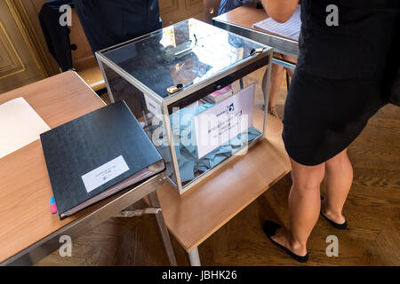Paris, France. 11 Juin, 2017. Premier tour des élections législatives - 11/06/2017 - France / Paris - Illustration du bureau de vote au 6ème arrondissement de ville de Paris pour le premier tour des élections législatives à Paris. Julien Mattia / Le Pictorium/Alamy Live News Banque D'Images