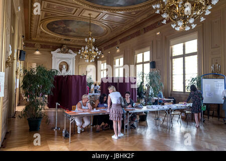 Paris, France. 11 Juin, 2017. Premier tour des élections législatives - 11/06/2017 - France / Paris - Illustration du bureau de vote au 6ème arrondissement de ville de Paris pour le premier tour des élections législatives à Paris. Julien Mattia / Le Pictorium/Alamy Live News Banque D'Images