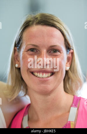 Zuzana Krchova à partir de la République tchèque, vainqueur de la course, après le passage de la ligne d'arrivée à Frankfurt am Main, Allemagne, 11 juin 2017. Plus de 1000 coureurs ont pris les escaliers, 1202 61 histoires et 222 mètres de hauteur en plusieurs catégories différentes dans une course pour l'Europe d'escalier plus haut titre 'run Tour Allemand exécutant Master'. Dpa : Crédit photo alliance/Alamy Live News Banque D'Images