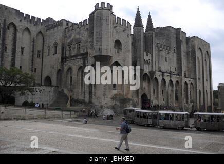 Avignon, France. 1 octobre, 2016. Le palais papal photographié à Avignon, France, 1 octobre 2016. - Pas de service de fil - Photo : Tim Brakemeier/dpa-Zentralbild/dpa/Alamy Live News Banque D'Images