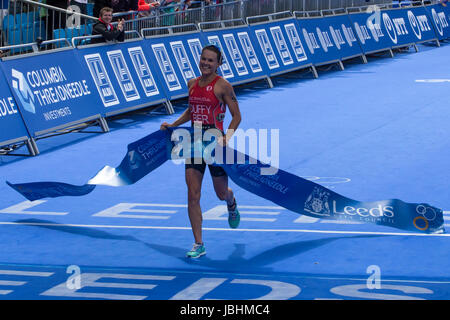 Leeds, UK. 11 Juin, 2017. Leeds, UK. 11 Juin, 2017. Flora Duffy franchir la ligne d'arrivée pour gagner l'ITU World Triathlon à Leeds. Credit : James Copeland/Alamy Live News Crédit : James Copeland/Alamy Live News Banque D'Images