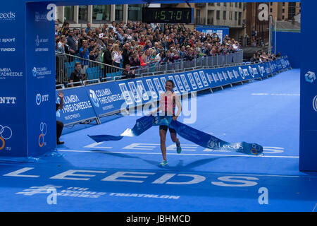 Leeds, UK. 11 Juin, 2017. Leeds, UK. 11 Juin, 2017. Flora Duffy franchir la ligne d'arrivée pour gagner l'ITU World Triathlon à Leeds. Credit : James Copeland/Alamy Live News Crédit : James Copeland/Alamy Live News Banque D'Images