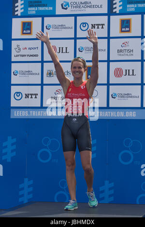 Leeds, UK. 11 Juin, 2017. Leeds, UK. 11 Juin, 2017. Flora Duffy sur le podium des gagnants après avoir remporté la course de série mondiale de triathlon à Leeds. Credit : James Copeland/Alamy Live News Crédit : James Copeland/Alamy Live News Banque D'Images