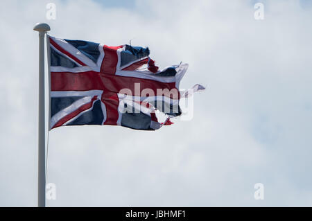 Pays de Galles Aberystwyth UK, Dimanche 11 Juin 2017 : La météo Royaume-uni Union Jack drapeau en lambeaux, dans le vent soufflant sur un dimanche après-midi d'été à Aberystwyth, sur la côte ouest de la Baie de Cardigan au Pays de Galles Crédit photo : Keith Morris / ALAMY Live News Banque D'Images