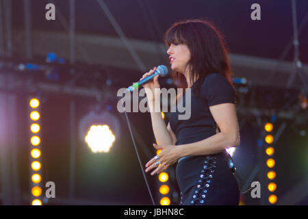 L'île de Wight, Royaume-Uni. 11 Juin, 2017. Imelda May sur la scène principale à l'Isle of Wight Festival 2017 Credit : James Houlbrook/Alamy Live News Banque D'Images