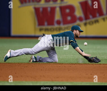 10 juin 2017 - Oakland Athletics Jed Lowrie (8) ne peut domaine Rays de Tampa Bay Peter Bourjos (18) seul dans le 10e innng dans le 1er match d'un programme double entre l'athlétisme et les rayons au Tropicana Field, St. Petersburg, Floride, USA. Del Mecum/CSM Banque D'Images