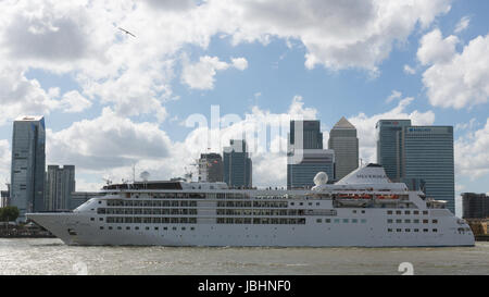 Greenwich, Londres, Royaume-Uni. 11 Juin, 2017. Silver vent passe au Canary Wharf. Dans un rare cas, deux navires de croisière Silversea soeur Vent d'argent et le Silver Cloud ont passé chacun sur la Tamise à Londres. Silver Cloud était au départ de la capitale aujourd'hui après une visite de 2 jours tout comme le vent d'argent était arrivée. Rob Powell/Alamy Live News Banque D'Images