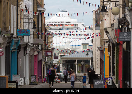 Gravesend, Royaume-Uni. 11 Juin, 2017. Le vent passe d'argent grande rue historique de Gravesend dans le Kent. Dans un rare cas, deux navires de croisière Silversea soeur Vent d'argent et le Silver Cloud ont passé chacun sur la Tamise à Londres. Silver Cloud était au départ de la capitale aujourd'hui après une visite de 2 jours tout comme le vent d'argent était arrivée. Rob Powell/Alamy Live News Banque D'Images