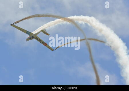 Cosford RAF, Shropshire, au Royaume-Uni. 11 Juin, 2017. Ce planeur motorisé fait breaathtaking l'acrobatie. Credit : Uwe Deffner/Alamy Live News Banque D'Images