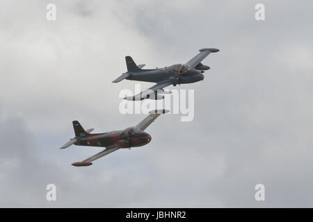 Cosford RAF, Shropshire, au Royaume-Uni. 11 Juin, 2017. Deux Strikemasters BAC en formation Crédit : Uwe Deffner/Alamy Live News Banque D'Images