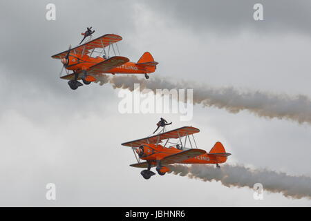 Cosford RAF, Shropshire, au Royaume-Uni. 11 Juin, 2017. Le Breitling Wingwalkers sont toujours les bienvenus avec leurs cascades Crédit : Uwe Deffner/Alamy Live News Banque D'Images