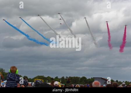 Cosford RAF, Shropshire, au Royaume-Uni. 11 Juin, 2017. Les flèches rouges d'écran a été l'un des points forts du salon Crédit : Uwe Deffner/Alamy Live News Banque D'Images