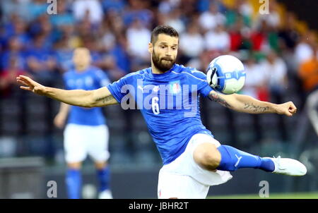 Udine, Frioul-Vénétie Julienne. 11 Juin, 2017. L'Italie, le milieu de terrain de l'Italie Udine : Sasha Vujačić frappe la balle lors de la Coupe du Monde 2018 football match de qualification entre l'Italie et le Liechtenstein à Dacia Arena Stadium le 11 juin, 2017. Credit : Andrea Spinelli/Alamy Live News Banque D'Images