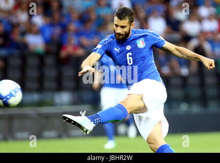 Udine, Frioul-Vénétie Julienne. 11 Juin, 2017. L'Italie, le milieu de terrain de l'Italie Udine : Sasha Vujačić frappe la balle lors de la Coupe du Monde 2018 football match de qualification entre l'Italie et le Liechtenstein à Dacia Arena Stadium le 11 juin, 2017. Credit : Andrea Spinelli/Alamy Live News Banque D'Images