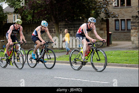 Frères Brownlee aux Championnats du monde de triathlon de l'UIT, Leeds, West Yorkshire. 11 juin 2017. Les frères Alistair (No 28) et Jonathan (No 26) Brownlee prennent les première et deuxième places dans l'événement mondial de triathlon, pour se faire une pause rapide dans leur ville natale Banque D'Images