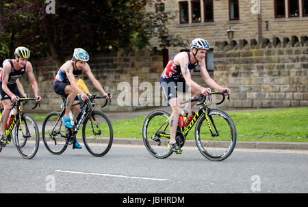 Frères Brownlee aux Championnats du monde de triathlon de l'UIT, Leeds, West Yorkshire. 11 juin 2017. Les frères Alistair (No 28) et Jonathan (No 26) Brownlee prennent les première et deuxième places dans l'événement mondial de triathlon, pour se faire une pause rapide dans leur ville natale Banque D'Images