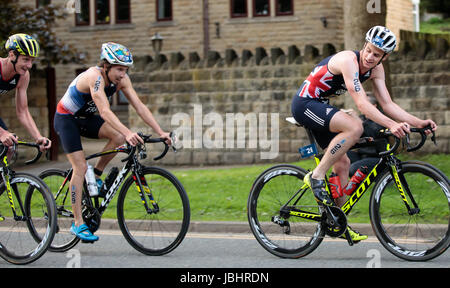Frères Brownlee aux Championnats du monde de triathlon de l'UIT, Leeds, West Yorkshire. 11 juin 2017. Les frères Alistair (No 28) et Jonathan (No 26) Brownlee prennent les première et deuxième places dans l'événement mondial de triathlon, pour se faire une pause rapide dans leur ville natale Banque D'Images