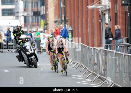 Frères Brownlee aux Championnats du monde de triathlon de l'UIT, Leeds, West Yorkshire. 11 juin 2017. Les frères Alistair (No 28) et Jonathan (No 26) Brownlee prennent les première et deuxième places dans l'événement mondial de triathlon, pour se faire une pause rapide dans leur ville natale Banque D'Images