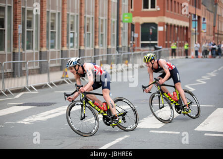 Frères Brownlee aux Championnats du monde de triathlon de l'UIT, Leeds, West Yorkshire. 11 juin 2017. Les frères Alistair (No 28) et Jonathan (No 26) Brownlee prennent les première et deuxième places dans l'événement mondial de triathlon, pour se faire une pause rapide dans leur ville natale Banque D'Images