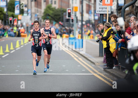 Frères Brownlee aux Championnats du monde de triathlon de l'UIT, Leeds, West Yorkshire. 11 juin 2017. Les frères Alistair (No 28) et Jonathan (No 26) Brownlee prennent les première et deuxième places dans l'événement mondial de triathlon, pour se faire une pause rapide dans leur ville natale Banque D'Images