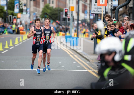 Frères Brownlee aux Championnats du monde de triathlon de l'UIT, Leeds, West Yorkshire. 11 juin 2017. Les frères Alistair (No 28) et Jonathan (No 26) Brownlee prennent les première et deuxième places dans l'événement mondial de triathlon, pour se faire une pause rapide dans leur ville natale Banque D'Images