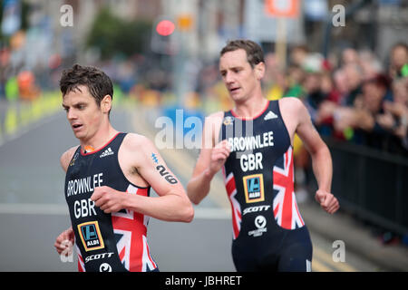 Frères Brownlee aux Championnats du monde de triathlon de l'UIT, Leeds, West Yorkshire. 11 juin 2017. Les frères Alistair (No 28) et Jonathan (No 26) Brownlee prennent les première et deuxième places dans l'événement mondial de triathlon, pour se faire une pause rapide dans leur ville natale Banque D'Images