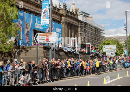 Frères Brownlee aux Championnats du monde de triathlon de l'UIT, Leeds, West Yorkshire. 11 juin 2017. Les frères Alistair (No 28) et Jonathan (No 26) Browlea prennent les premier et deuxième places dans l'événement mondial de triathlon, pour se faire une pause rapide dans leur ville natale Banque D'Images