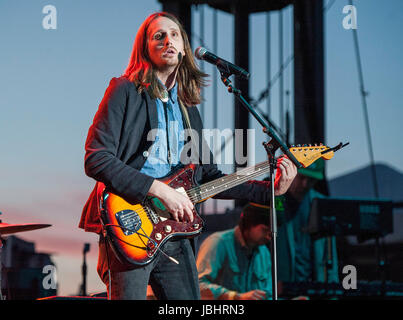 7 avril 2017 - Wilmington (Caroline du Nord), USA - Musiciens CHOEUR RIVIÈRE minuit il se produit dans le cadre de la Caroline du Nord 2017 Azalea Festival qui a eu lieu au centre-ville de Wilmington Copyright 2017 Jason Moore. Crédit : Jason Moore/ZUMA/Alamy Fil Live News Banque D'Images