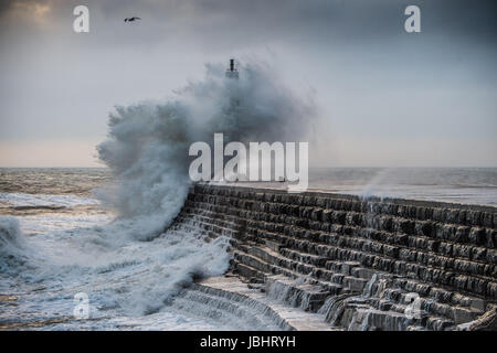 Pays de Galles Aberystwyth UK, dimanche 11 juin 2017 UK Weather : Unseasonal des coups de vent et les hautes marées, concourent à d'énormes vagues s'écraser sur les défenses de la mer à Aberystwyth, Pays de Galles, à la fin de la journée Crédit photo : Keith Morris/Alamy Live News