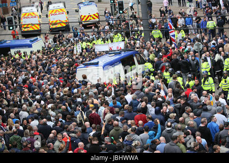 Manchester, UK. 11 Juin, 2017. Des membres de "UK contre la haine' remplir l'ensemble de la route de Londres, Piccadilly, Manchester, 11 juin 2017 (C)Barbara Cook/Alamy Live News Crédit : Barbara Cook/Alamy Live News Banque D'Images