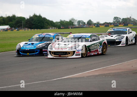 Le circuit de Croft, Angleterre, 11 juin 2017. Ian Robinson, gauche, et George Gamble sont côte à côte au début du Michelin Ginetta GT4 Supercup à Croft, Circuit Crédit : Colin Edwards/Alamy Live News. Banque D'Images