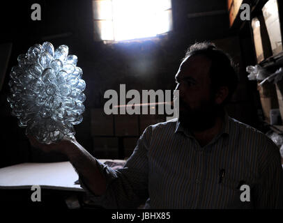 Damas, Syrie. 11 Juin, 2017. Une République verrier présente la verrerie qu'il a faites dans son atelier de Damas, capitale de la Syrie, le 11 juin 2017. En utilisant une technique d'abord développée par les phéniciens il y a environ 2000 ans, les souffleurs de verre forme le verre en fusion dans un four pour créer des cadeaux traditionnels populaires à Damas. Credit : Ammar Safarjalani/Xinhua/Alamy Live News Banque D'Images