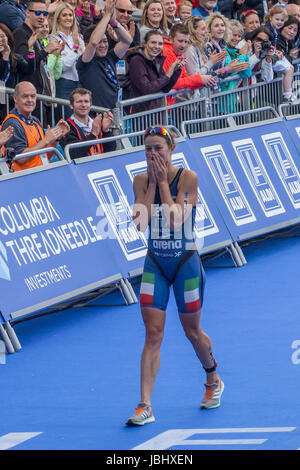 Leeds, UK. 11 Juin, 2017. Alice Betto d'Italie ravis de sa performance dans le Triathlon de Leeds. Credit : James Copeland/Alamy Live News Banque D'Images