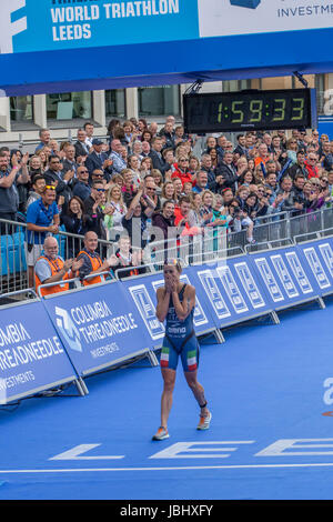 Leeds, UK. 11 Juin, 2017. Alice Betto d'Italie ravis de sa performance dans le Triathlon de Leeds. Credit : James Copeland/Alamy Live News Banque D'Images