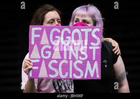 Anti-fascistes LGBT s'opposer à l'anti-islamique dirigé par Tommy Robinson mars dans le centre-ville de Manchester, au Royaume-Uni. Banque D'Images