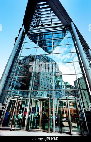 Porte d'entrée d'un bâtiment aux murs de verre Banque D'Images