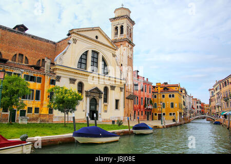 Ancienne église et maisons sur un petit canal à Venise, Italie. Venise est situé dans un groupe de 117 petites îles qui sont séparés par des canaux et link Banque D'Images