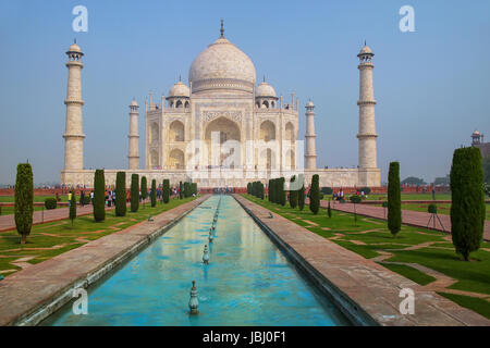 Taj Mahal avec miroir d'eau à Agra, Uttar Pradesh, Inde. Il a été construit en 1632 par l'empereur Shah Jahan à la mémoire de sa seconde épouse Mumtaz Maha Banque D'Images