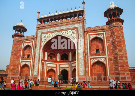 Les touristes debout près de Darwaza-i-Rauza (grande porte) dans Chowk-i Jilo Khana, cour intérieure, complexe Taj Mahal, Agra, Inde. La porte est l'entrée principale Banque D'Images