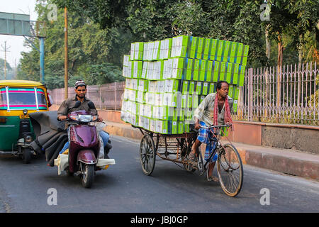 Les gens de conduire sur route à Agra, Uttar Pradesh, Inde. L'Agra est l'une des villes les plus peuplées de l'Uttar Pradesh Banque D'Images