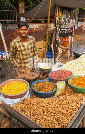 Young man selling popcorn at Kinari Bazar à Agra, Uttar Pradesh, Inde. L'Agra est l'une des villes les plus peuplées de l'Uttar Pradesh Banque D'Images