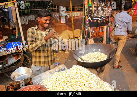 Jeune homme popping popcorn at Kinari Bazar à Agra, Uttar Pradesh, Inde. L'Agra est l'une des villes les plus peuplées de l'Uttar Pradesh Banque D'Images