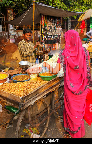 Young man selling popcorn at Kinari Bazar à Agra, Uttar Pradesh, Inde. L'Agra est l'une des villes les plus peuplées de l'Uttar Pradesh Banque D'Images