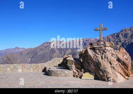 Mirador Cruz del Condor dans le Canyon de Colca, Pérou. Il est très populaire en vue d'un point de vue Communauté andine des condors. Banque D'Images