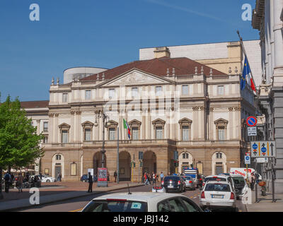 MILAN, ITALIE - 10 avril 2014 : les touristes en face de La Scala La Scala aka célèbre opera house Banque D'Images