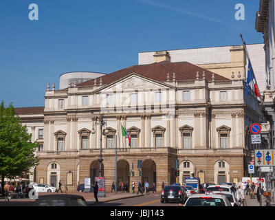 MILAN, ITALIE - 10 avril 2014 : les touristes en face de La Scala La Scala aka célèbre opera house Banque D'Images