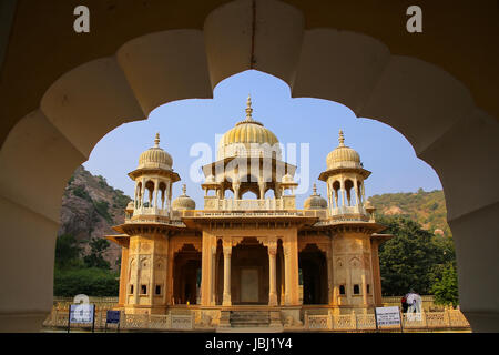 Vue encadrée de cénotaphes royaux à Jaipur, Rajasthan, Inde. Ils ont été désignés comme les motifs de la crémation royale de la puissante dynastie Kachhawa. Banque D'Images